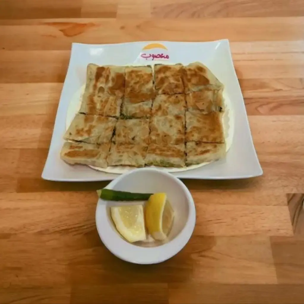 مطبق بالتونة
